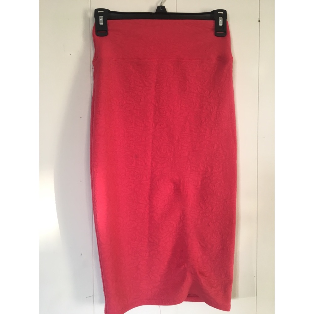 Stretchy form fitting coral skirt